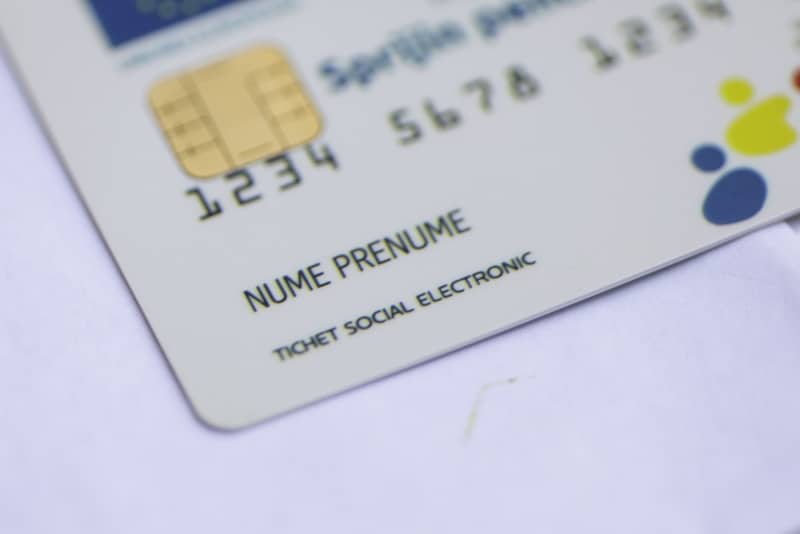 Anunț important despre cardurile sociale! Românii pot rămâne fără banii de la stat