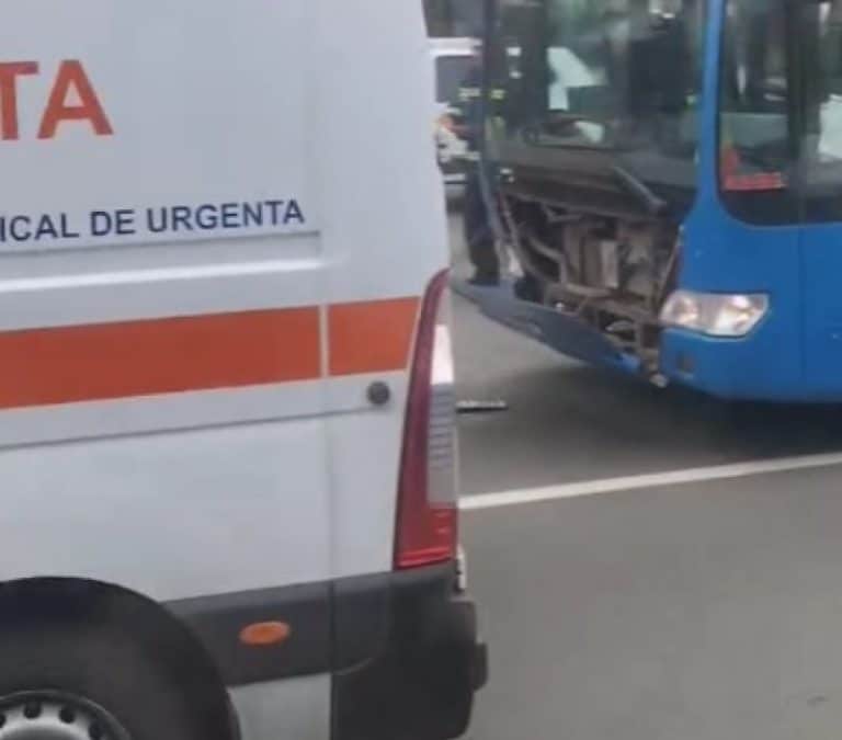 Accident grav între un autobuz și un autoturism pe Bulevardul Unirii din Buzău: Șapte persoane au ajuns la spital