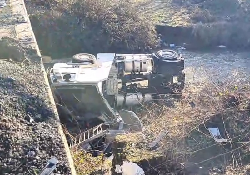 VIDEO | Tragedie în ziua de Crăciun: Un bărbat a murit, după ce a căzut cu un cap tractor de pe un pod