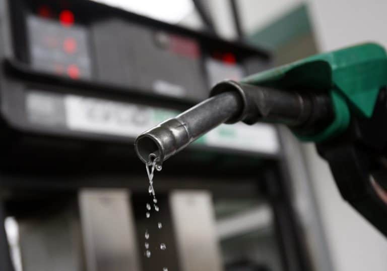 ‘Cadou’ la pompă! Benzina şi motorina s-au scumpit în prima zi de Crăciun. Prețul carburanților în România