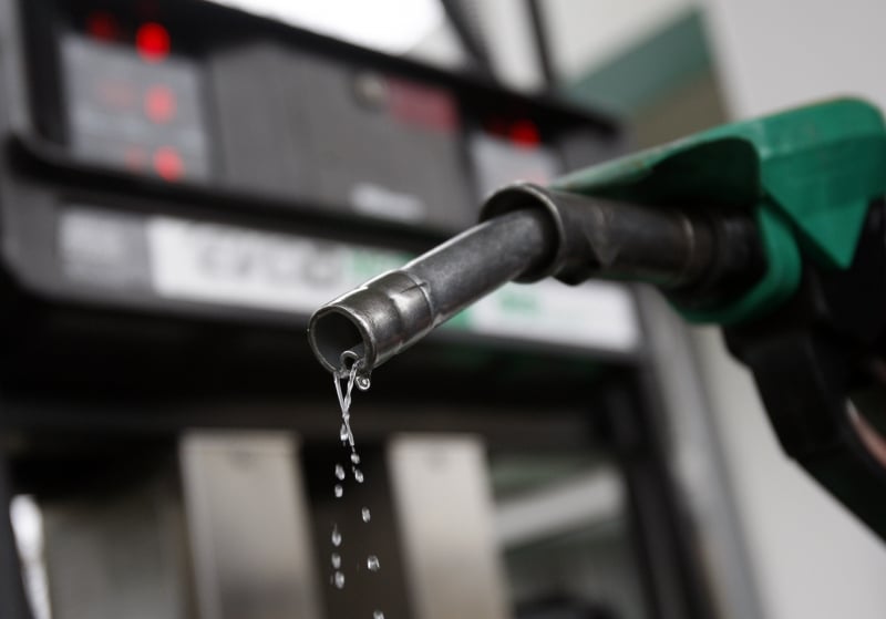 ‘Cadou’ la pompă! Benzina şi motorina s-au scumpit în prima zi de Crăciun. Prețul carburanților în România