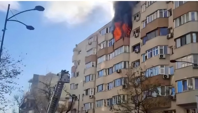 Incendiul din Dorobanți: doi locatari au fost transportați la spital
