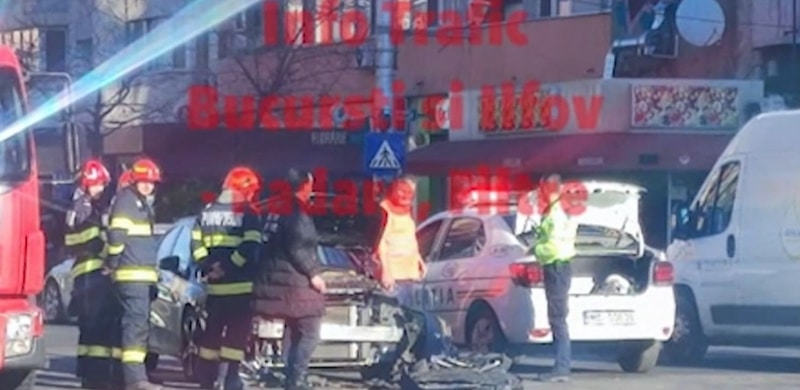Ambulanță cu pacient s-a ciocnit cu o mașină în Capitală (foto)
