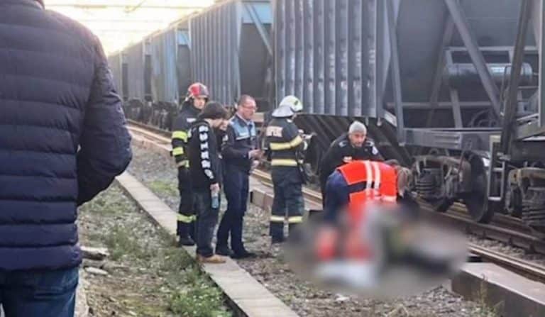 Adolescent de 14 ani, electrocutat. A urcat pe tren să-și facă selfie