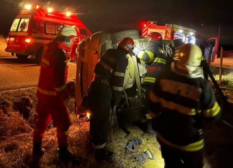 Un tânăr de 19 ani a murit după ce s-a răsturnat cu mașina
