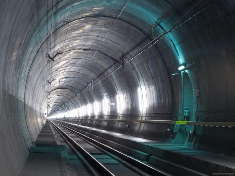 Îți vine greu să crezi cât măsoară cel mai lung tunel feroviar din lume: în fiecare zi trec prin el 325 de trenuri