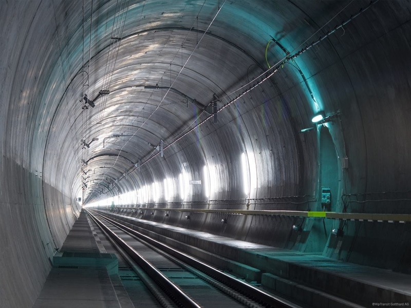 Îți vine greu să crezi cât măsoară cel mai lung tunel feroviar din lume: în fiecare zi trec prin el 325 de trenuri