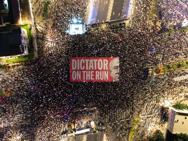 Mii de oameni cer demisia premierului Netanyahu pe străzile Tel Avivului