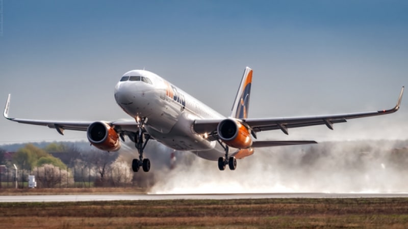 Un avion a decolat din 2024 şi a aterizat în 2023