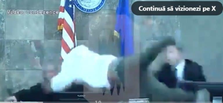 un inculpat sare la gâtul judecătoarei și îi dă câțiva pumni