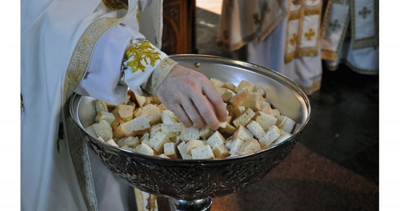 Fumătorii nu pot lua agheasmă și anafură