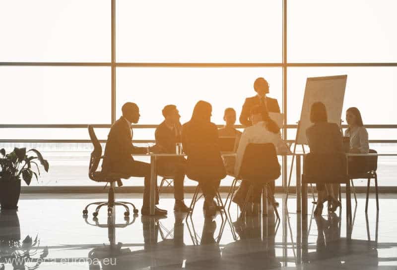 Tinerii din Generația Z, marea dezamăgire a angajatorilor. Vin la interviurile de angajare însoțiți de părinți și nu știu să trimită un e-mail