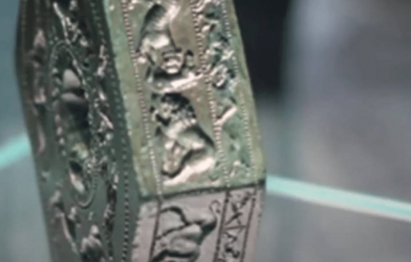 Poveste ruptă din filme! Artefact dacic, descoperit după o furtună în noaptea de Sânziene, la rădăcina unui copac