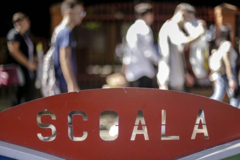 Incidente șocante în școlile din România! Atac sângeros plănuit de un puști de 14 ani. Un licean a mers cu pistolul la ore