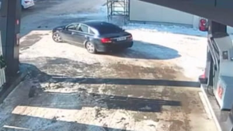 Momentul în care un șofer din Galați pleacă dintr-o benzinărie cu tot cu pompă. A uitat să scoată furtunul/ VIDEO