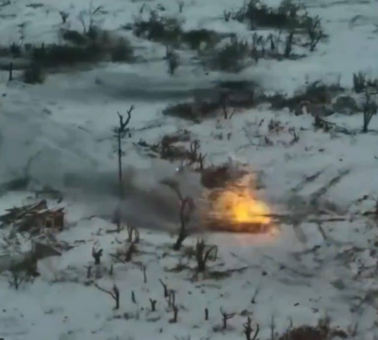 VIDEO – Momentul în care tancul preferat de Putin a fost zdrobit de două blindate ucrainene