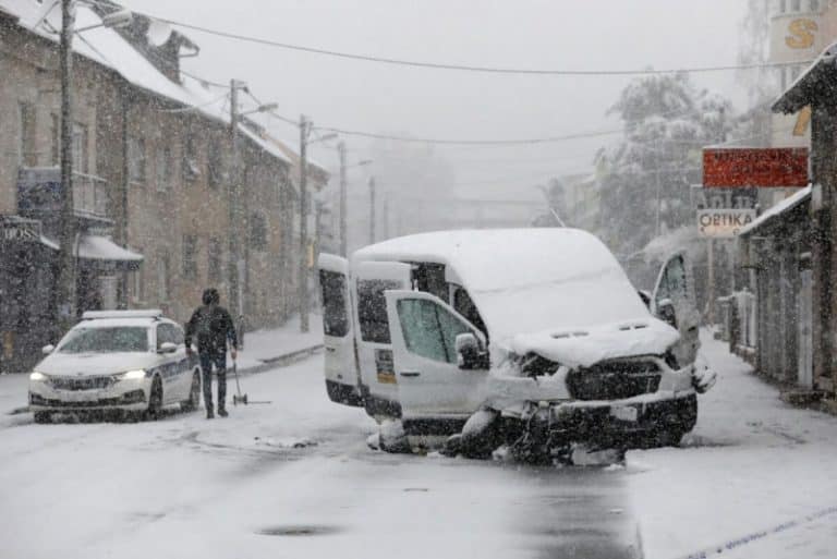 Un moldovean avea în camionetă 32 de migranți, a lovit mașina poliției și a încercat să scape