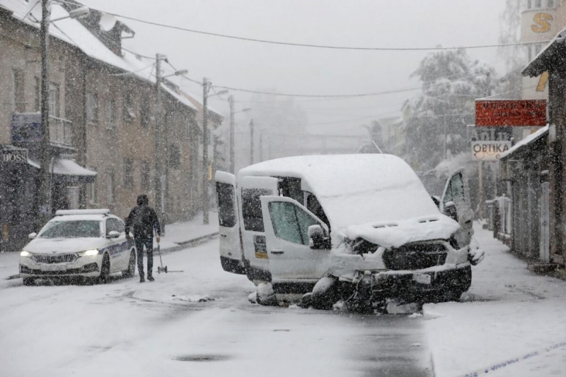 Un moldovean avea în camionetă 32 de migranți, a lovit mașina poliției și a încercat să scape