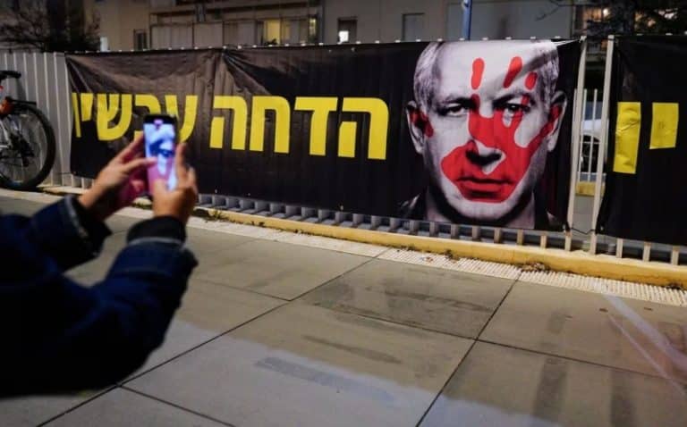 În plin război, mii de israelienii protestează împotriva guvernului Benjamin Netanyahu. Se cer noi alegeri