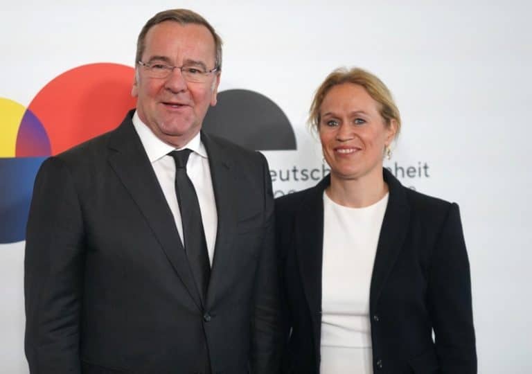 După ce a avertizat Europa să se pregătească de un conflict cu Rusia, ministrul german al Apărării s-a însurat