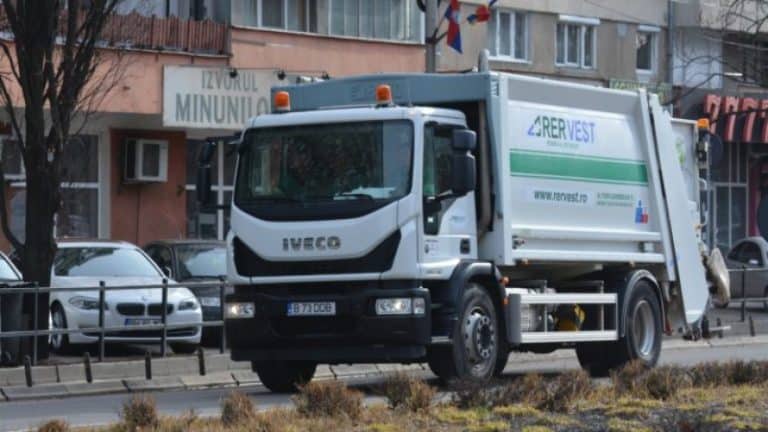 Video | Mașina de gunoi a făcut ravagii în Alba Iulia