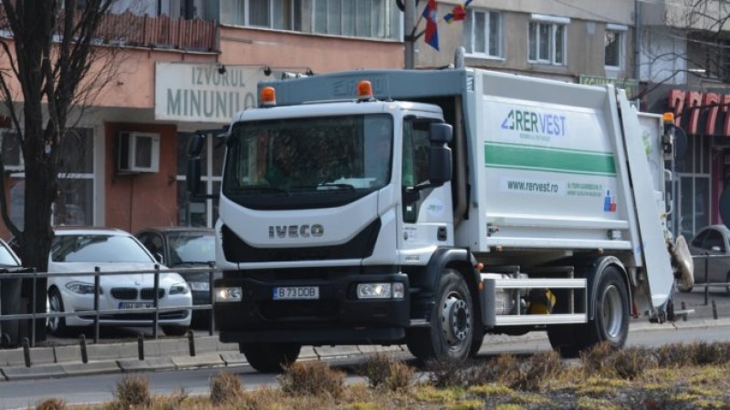 Video | Mașina de gunoi a făcut ravagii în Alba Iulia