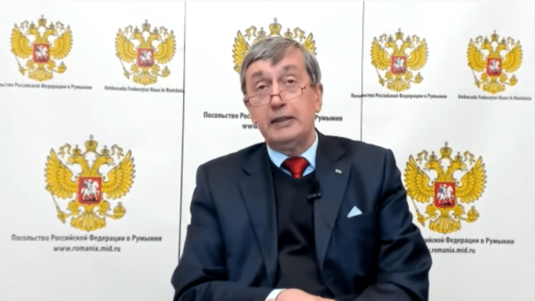 O pisică moartă scoasă de la naftalină