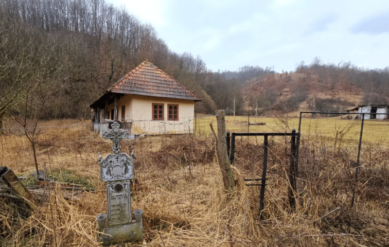 Satul devenit faimos datorită unei scene SF! Povestea extraterestrului capturat de comuniști în Munții Metaliferi bântuie și acum așezarea