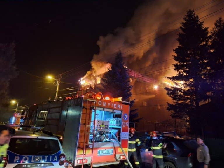 Explozie urmată de un incendiu la un imobil din Sectorul 5 / Pompierii intervin cu 10 autospeciale