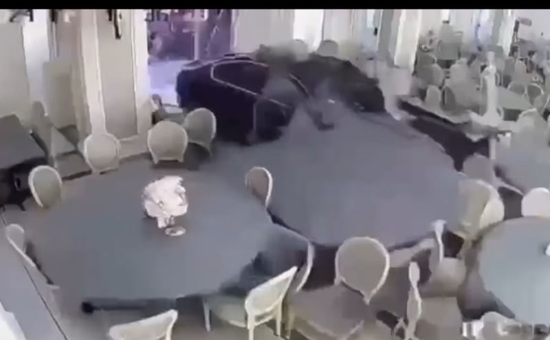 Momentul în care un șofer intră din greșeală cu maşina într-un restaurant din Băile Herculane