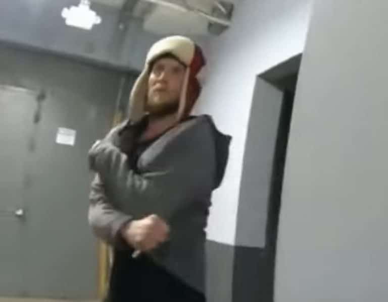 Bărbat ‘înarmat’ cu o furculiță din plastic, ucis pe loc de poliție: A fost demarată o anchetă