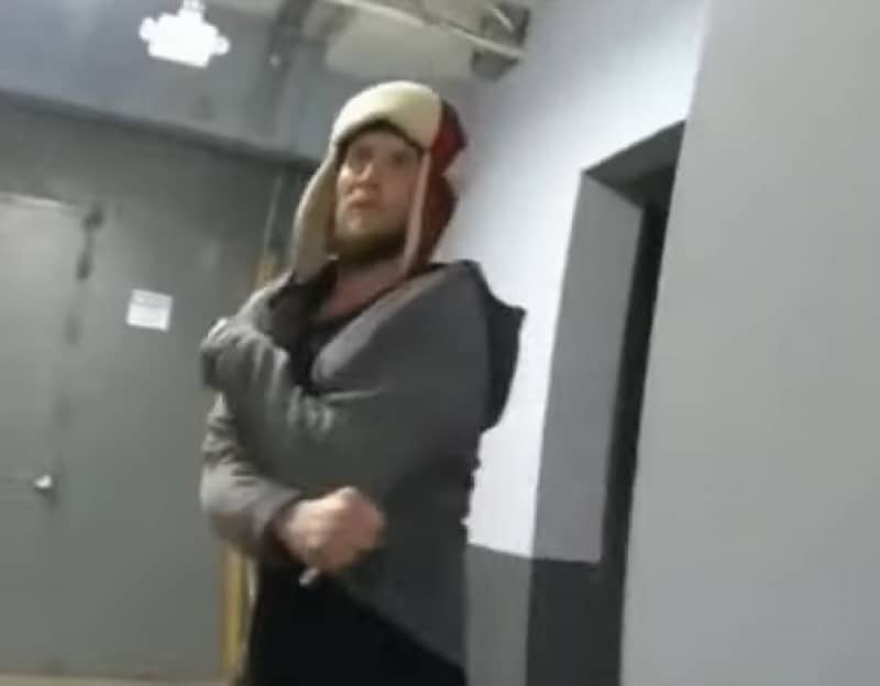 Bărbat ‘înarmat’ cu o furculiță din plastic, ucis pe loc de poliție: A fost demarată o anchetă