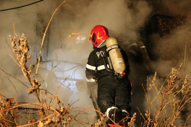 Un vasluian s-a spânzurat în curte în timp ce pompierii stingeau incendiul de la casa căreia el îi dăduse foc. Ce stă în spatele gestului extrem