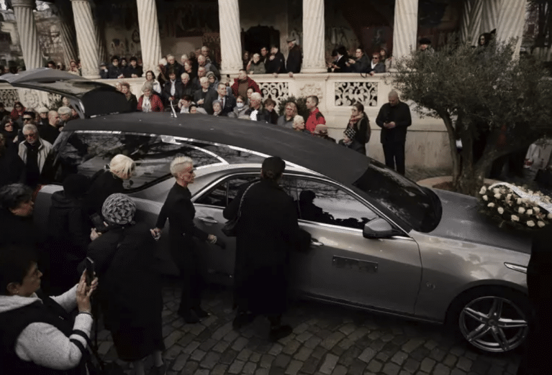 Fenomen paranormal la înmormântarea Miorei Roman? Coliva cu foiță de aur a suportat o transformare stranie, în timp ce Oana Roman își plângea mama