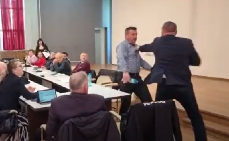 La un pas de bătaie în ședința Consiliului Local. Scandal monstru la primăria Curtea de Argeș / VIDEO