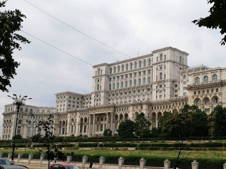 Un bărbat a sărit gardul și a încercat să intre cu forța în Parlament. Ce le-a spus polițiștilor care l-au imobilizat