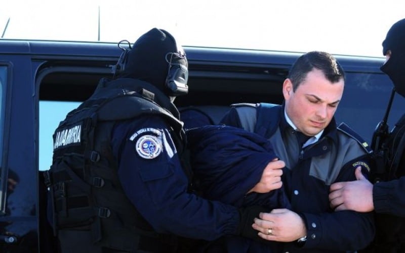 BREAKING Vameșii care ar fi luat baxuri de parfumuri și adidași drept șpagă, în fața judecătorilor CAB