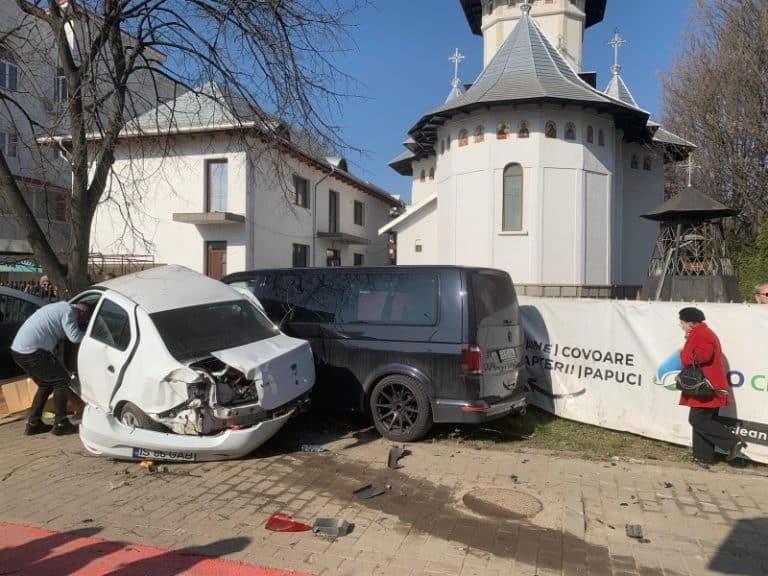 Accident grav între două autoturisme: Unul dintre vehicule a lovit o femeie, iar un altul a fost proiectat în curtea bisericii