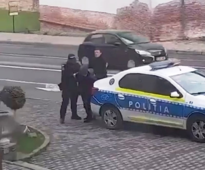 Un elev s-a urcat pe un dulap şi a arătat gesturi obscene cadrului didactic / VIDEO