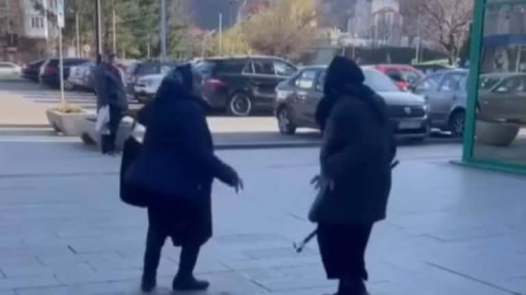 VIDEO Două bunicuţe s-au luat la bătaie în plină zi pe stradă. Și-au împărțit bastoane cu generozitate