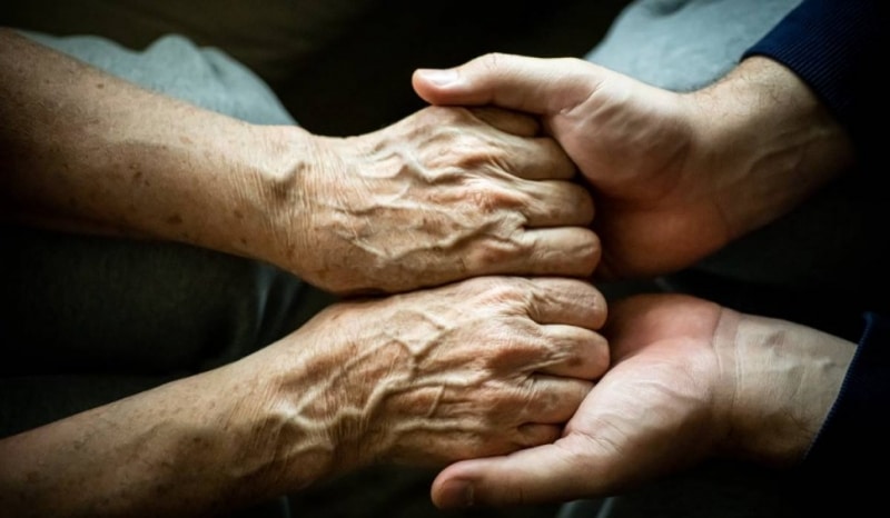 Metoda prin care un bărbat de 40 de ani a sedus o milionară în euro, de 80 de ani. A rămas cu averea și cu menajera