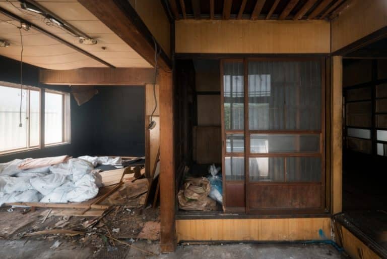 Au rămas fără sute de mii de lei și fără constructor