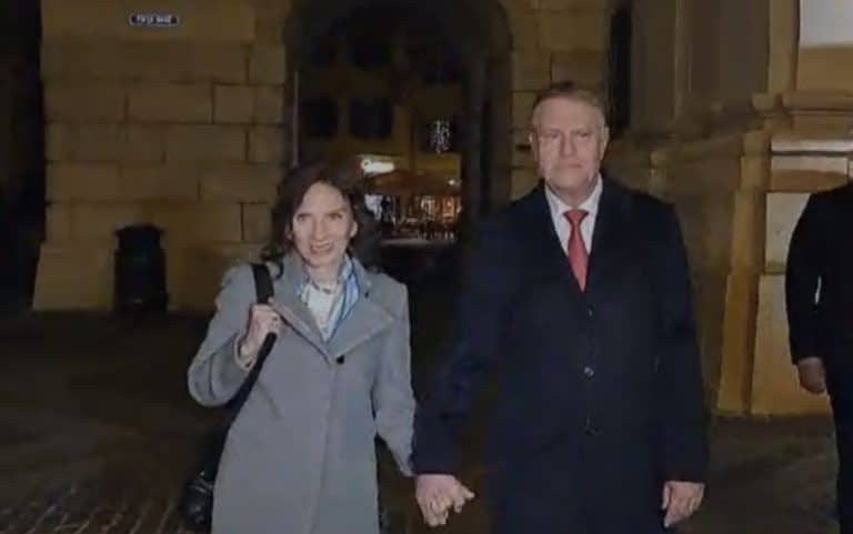 VIDEO Klaus Iohannis și soția sa au ajuns la slujba de Înviere în Sibiu