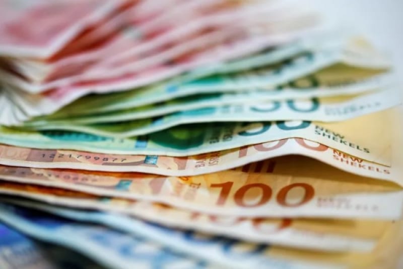 Un cuplu s-a trezit cu 10 milioane de euro în cont: Nici nu i-au calculat bine și au început veștile proaste