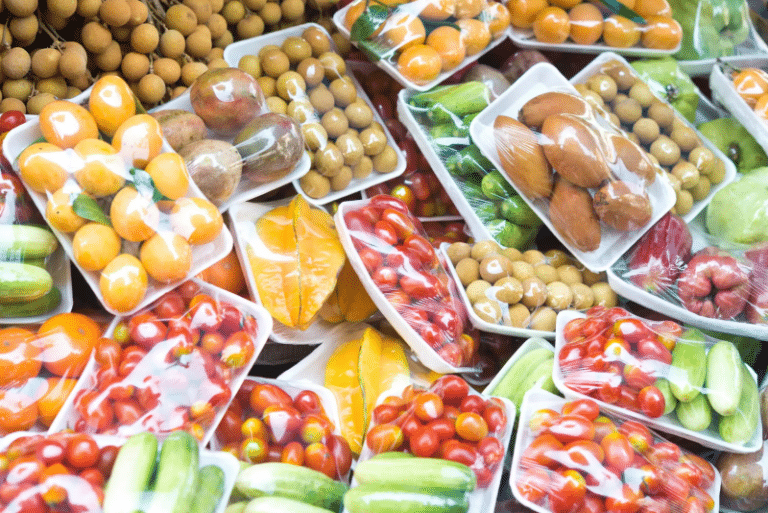 Problema fructelor și a legumelor ambalate în plastic, privită altfel