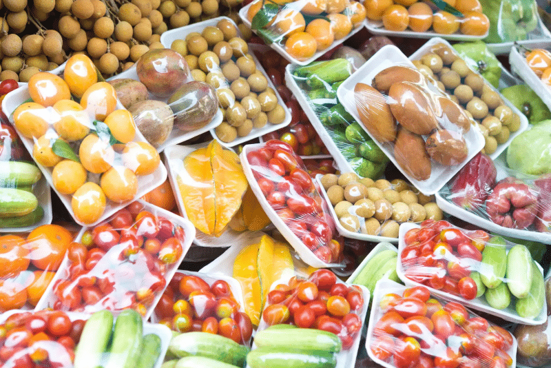 Problema fructelor și a legumelor ambalate în plastic, privită altfel
