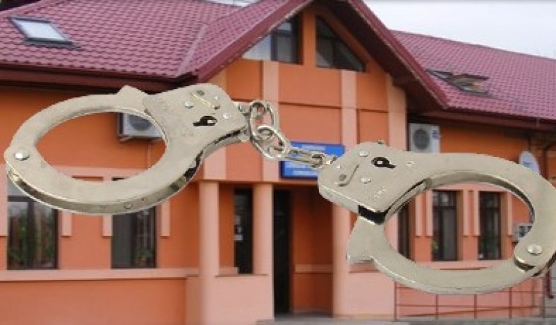 Primarul, viceprimarul și un angajat al unei primării din Buzău au fost reținuți de poliție