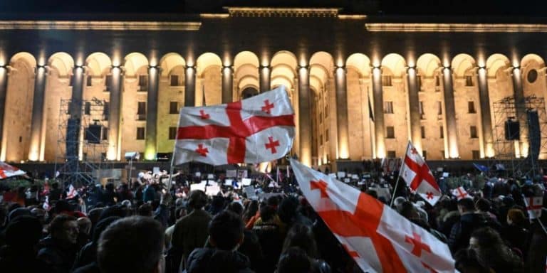 Haos în Georgia: proteste masive și confruntări în parlament pe tema agenților străini