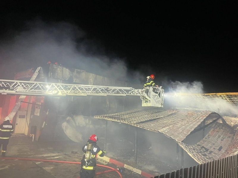 Mână criminală sau reglare de conturi? Bar şi spălătorie auto incendiate intenţionat, lângă Galați / VIDEO