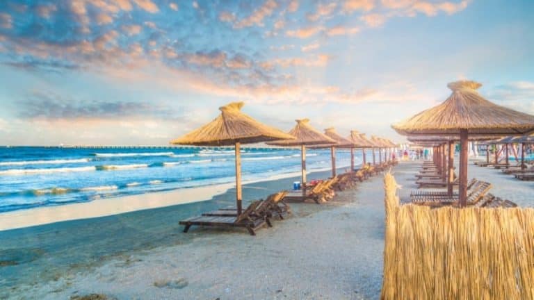 Au explodat prețurile pe litoral: Vacanța de 1 mai și Paște îi scutură pe români de bani